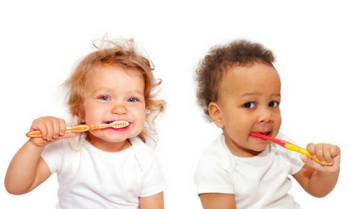 kids brushing their teeth